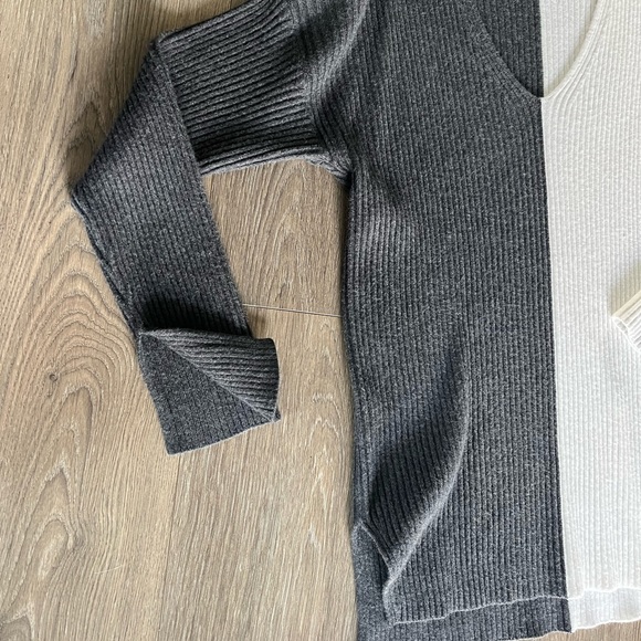 A&F Women’s Color Splice V-Neck Sweater - NWOT - Picture 6 of 10